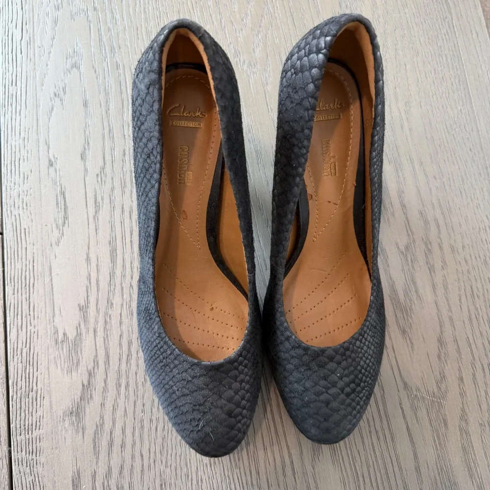 Clarks Collection Cushion Soft Black Snakeskin Embossed Platform Pumps 9.5M
